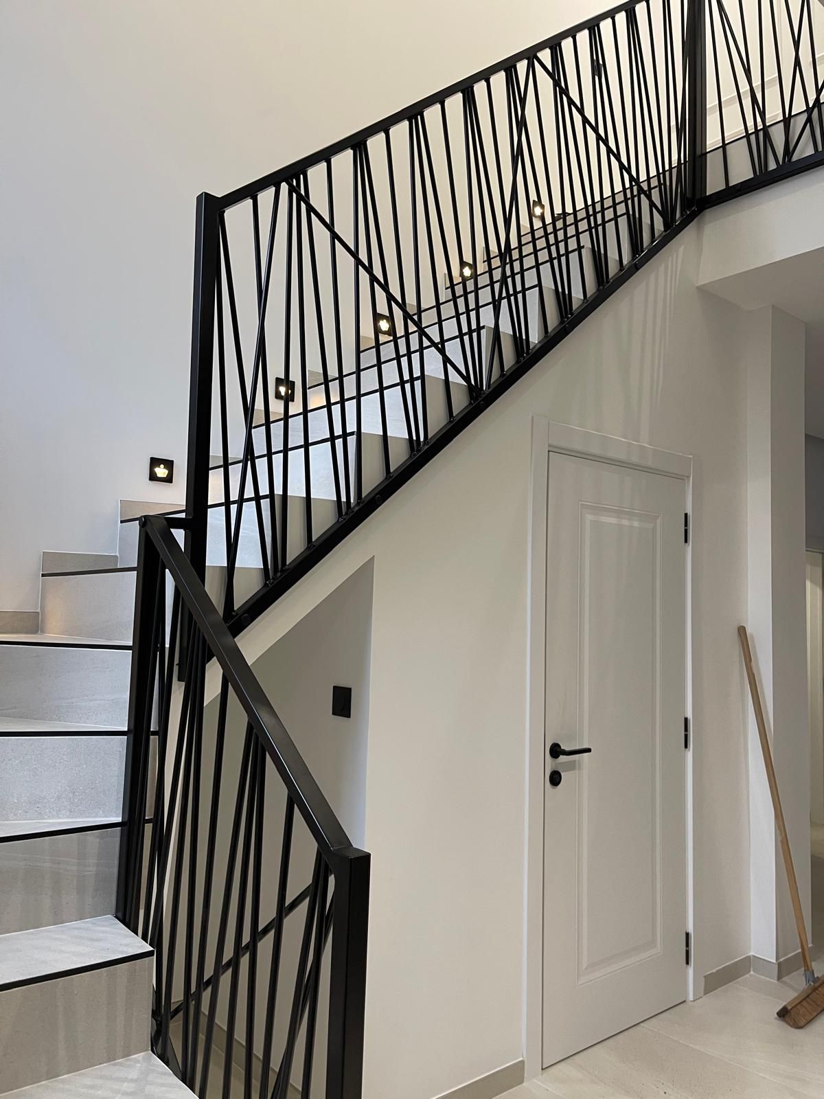 Garde-corps métallique design avec barreaudage croisé
