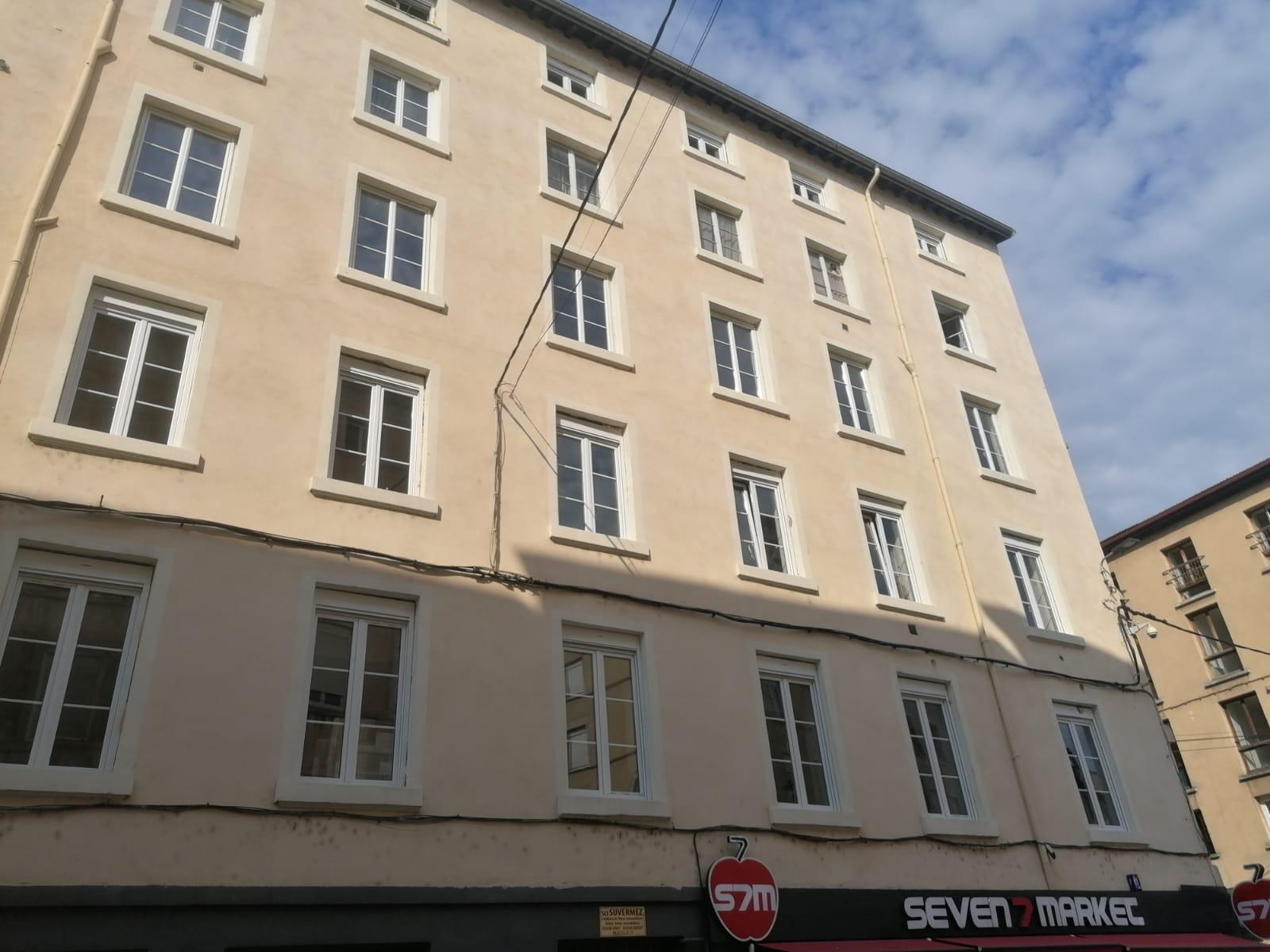 Rénovation des fenêtres d'un immeuble lyonnais