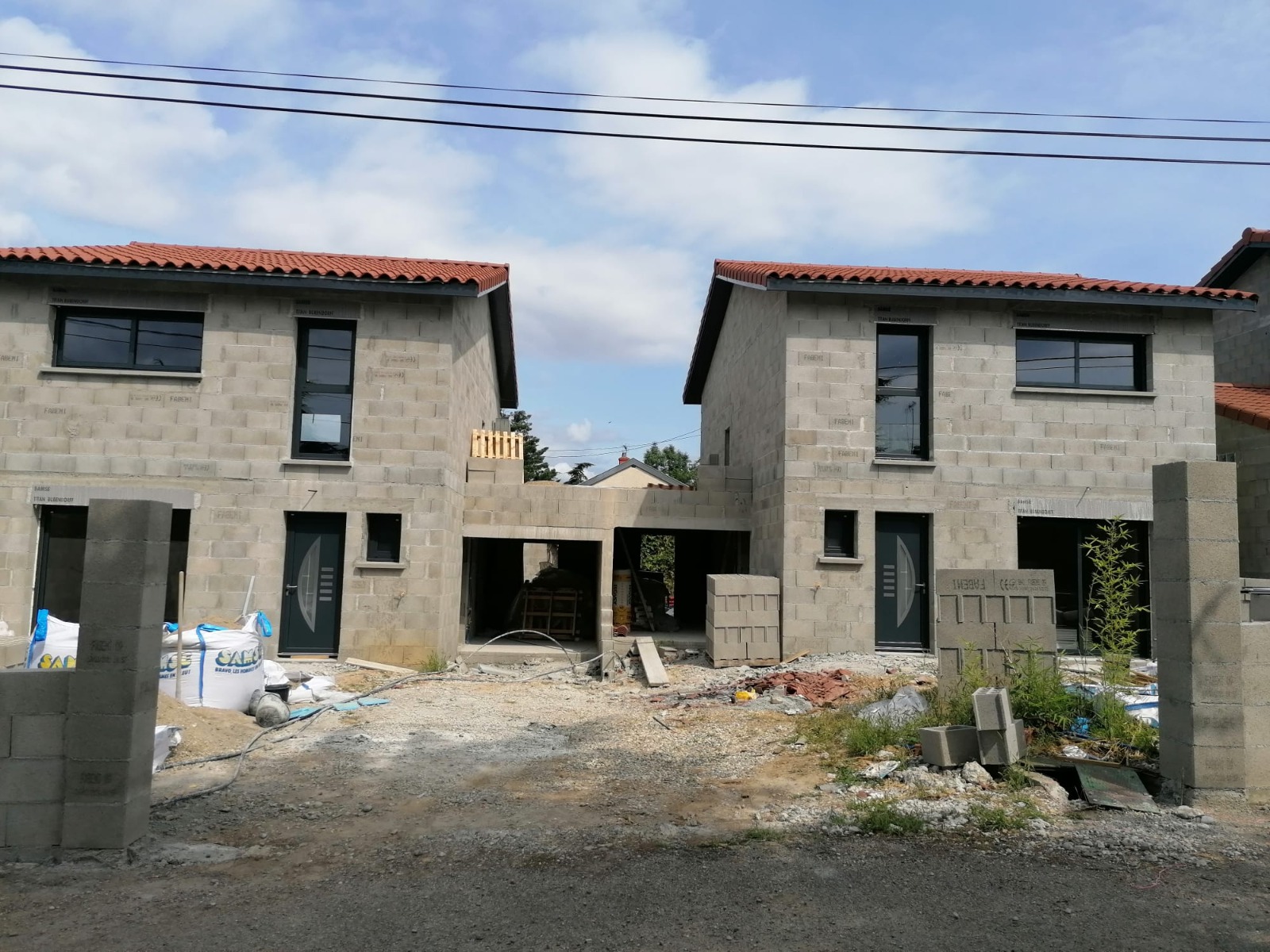 Fenêtres et portes d'entrée sur maisons modernes