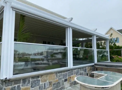 Pergola avec store et coffre intégral en aluminium blanc