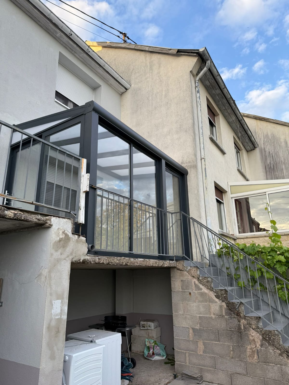 Véranda aluminium installée sur balcon en hauteur
