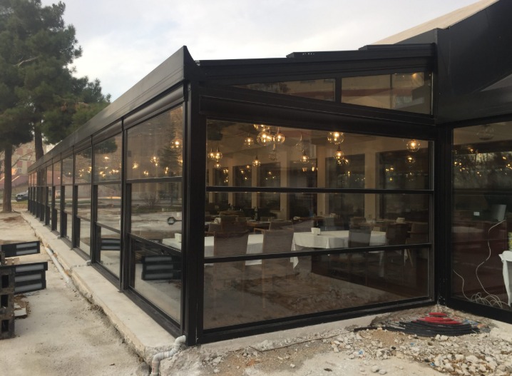 Véranda aluminium pour restaurant — structure noire vitrée