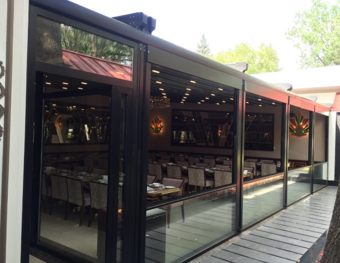 Extension vitrée pour terrasse de restaurant