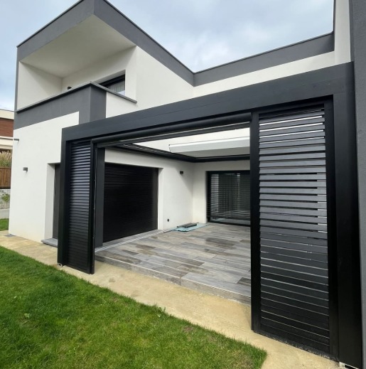 Pergola bioclimatique avec lames orientables noires